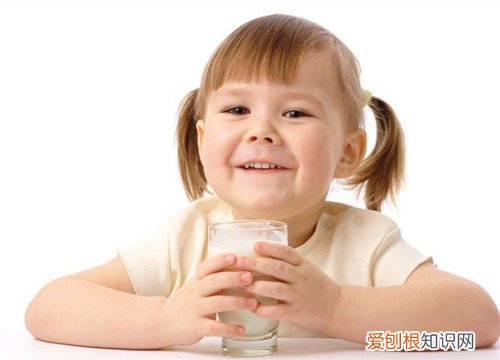 空腹喝牛奶好么早上喝牛奶有什么好处