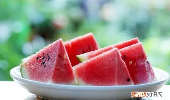 冰西瓜怎么吃才不会生病 冰西瓜对肠胃好不好