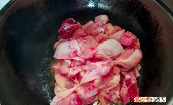 家常鸡块烧土豆的做法，土豆鸡块的家常做法大全窍门