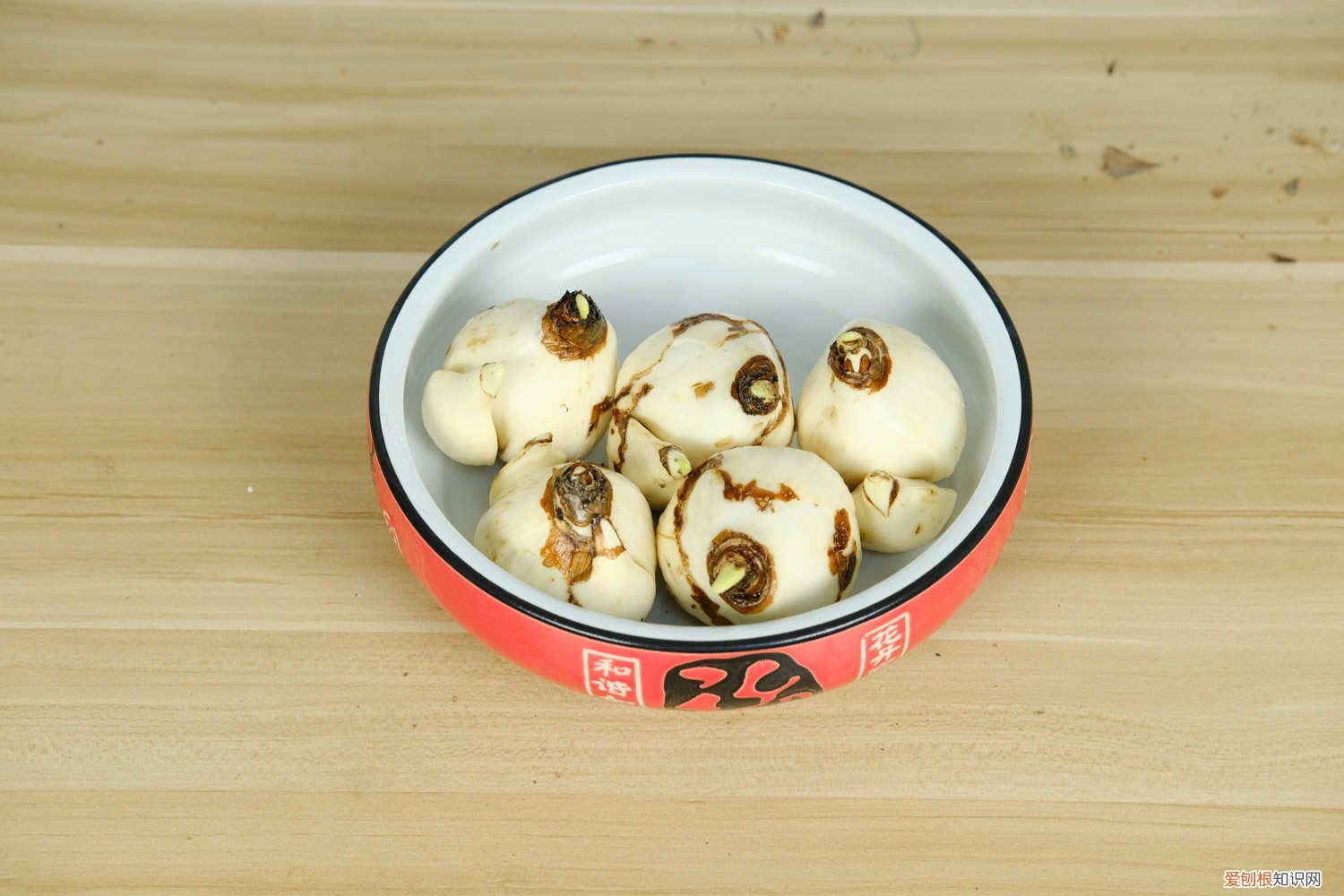 水培水仙花能晒太阳吗 水培水仙花能见阳光吗，水仙花其他养护方法