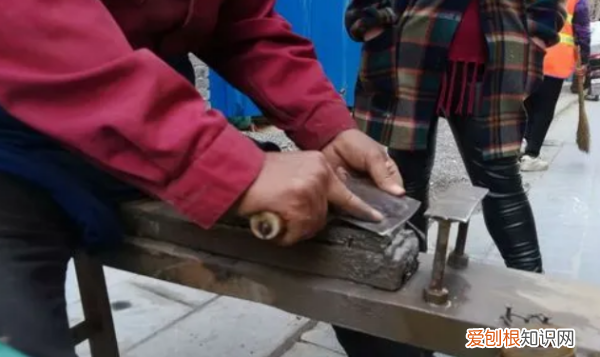 该怎么磨剪刀，手工磨剪刀的正确方法视频