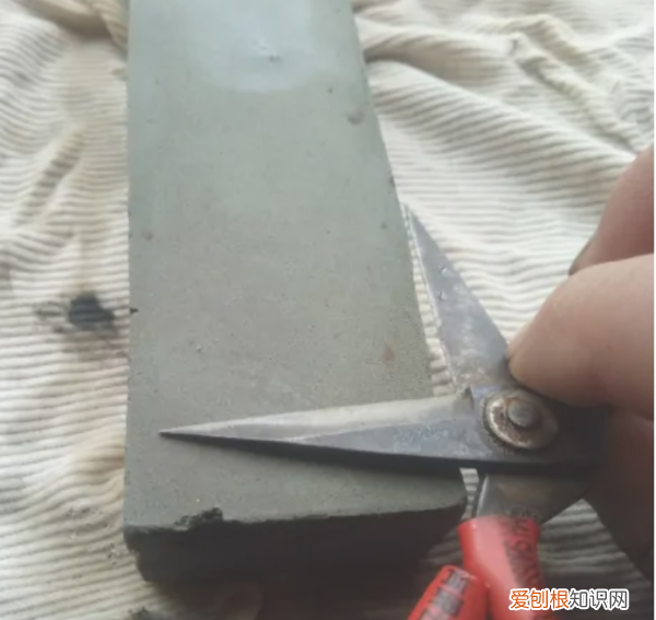 该怎么磨剪刀，手工磨剪刀的正确方法视频