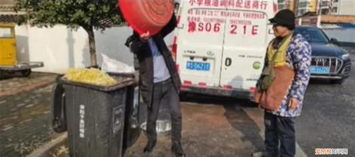 事发河南！菜场摊贩竟从小便池接水泡豆芽