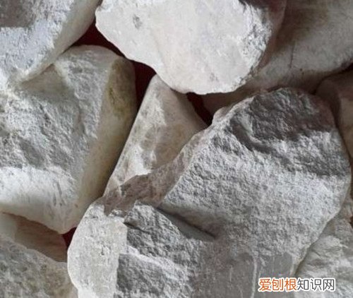 生石灰加水与熟石灰加水效果一样吗，生石灰加开水会怎么样