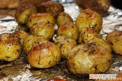 家用电烤箱烤土豆的做法 街头小吃不卫生