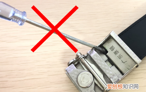 皮带扣怎么打开，男士皮带如何解开