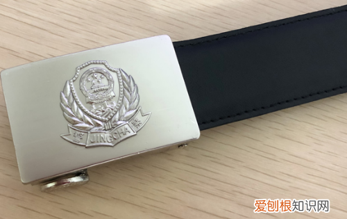 皮带扣怎么打开，男士皮带如何解开
