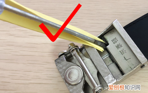 皮带扣怎么打开，男士皮带如何解开
