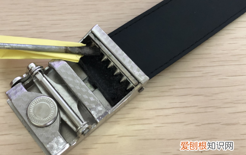 皮带扣怎么打开，男士皮带如何解开