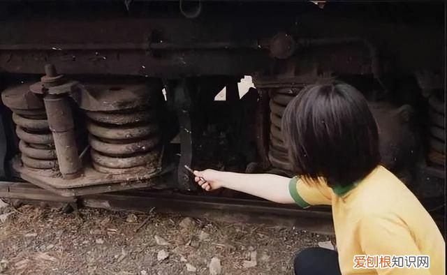 火车上的“秘密”：水从何而来？乘务员晚上为何要强行拉窗帘？