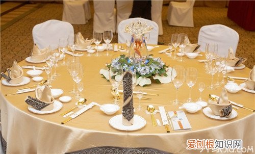 中餐宴会摆台基本标准餐桌摆台有讲究
