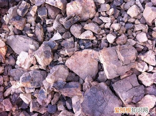 铝矿石分布 形成的地质环境是什么