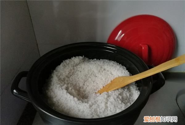 怎么做好吃盐焗鸡，怎样做盐焗鸡翅又黄又脆