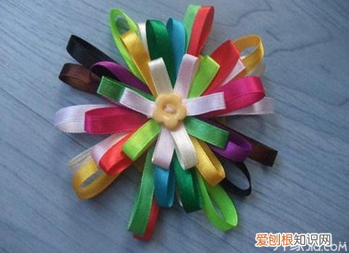 给您带来一份意外的惊喜 彩带折花的方法