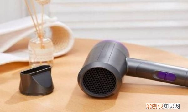 吹风机有糊味还能用吗,打开吹风机里面通红还有股糊味能修