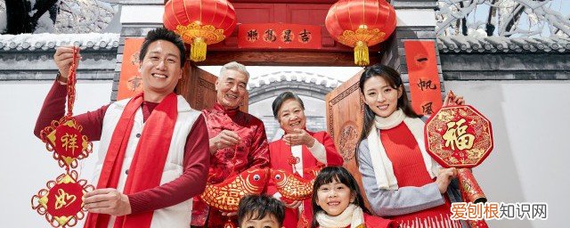 春节大门前挂什么画好一点 过年大门前挂什么画好
