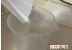 一斤水放多少盐能饱和，一公斤水要放多少盐才正确饮用