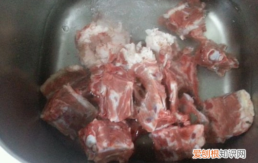 如何炖羊骨头，羊骨头怎么熬汤好喝?