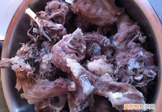 如何炖羊骨头，羊骨头怎么熬汤好喝?