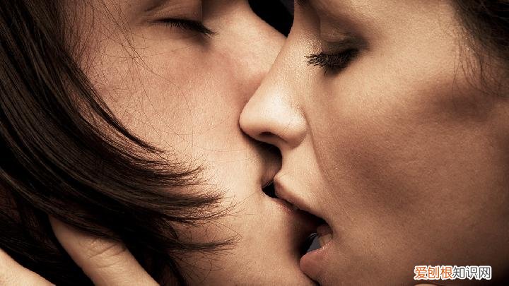 女性生殖器疱疹有哪些症状？女性生殖器疱疹该如何治疗？，女人生殖疱疹的症状和治疗