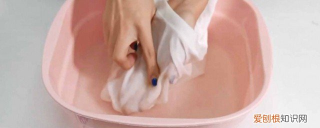 红花油弄衣服上怎么洗 红花油弄衣服上如何洗