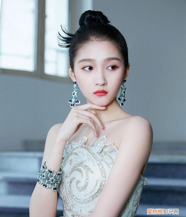 女明星的丸子头又升级了？张雨绮留“小尾巴”，袁姗姗更“炸毛”