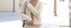 杏色衣服搭什么颜色的裤子 杏色浣熊绒开衫搭配什么裤子