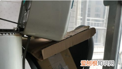 洗衣机下面的塑料盖怎么打开