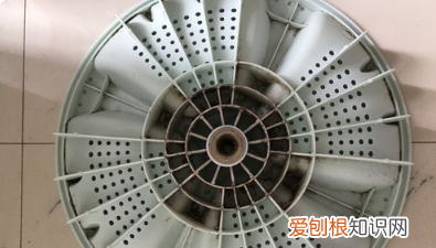 洗衣机下面的塑料盖怎么打开