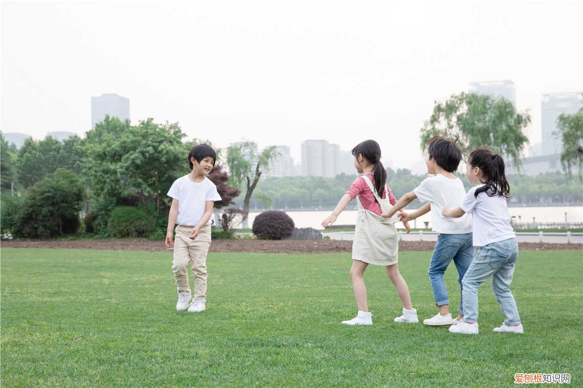 傲慢无礼的小孩，邻居家孩子粗鲁、傲慢、没礼貌，我是这样阻止我家孩子跟她玩的