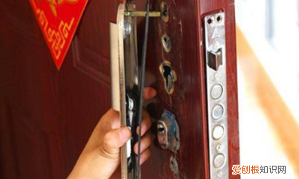 如何拆卸门把手，下压式门把手怎么拆视频