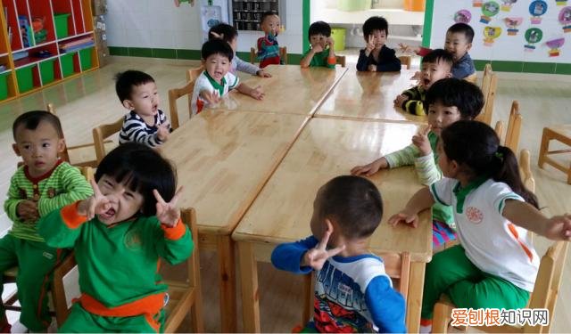 如何缓解幼儿入园哭闹的办法视频,如何让孩子更快适应幼儿园,减少哭闹,家长记住7不要