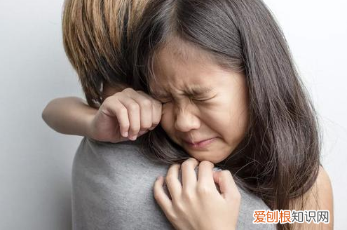 如何缓解幼儿入园哭闹的办法视频,如何让孩子更快适应幼儿园,减少哭闹,家长记住7不要