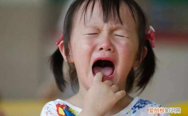 如何缓解幼儿入园哭闹的办法视频,如何让孩子更快适应幼儿园,减少哭闹,家长记住7不要