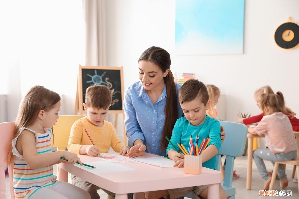 小孩子缺乏自信的表现，孩子什么都会，为什么不敢在人群表现，缺乏自信心的孩子要引导