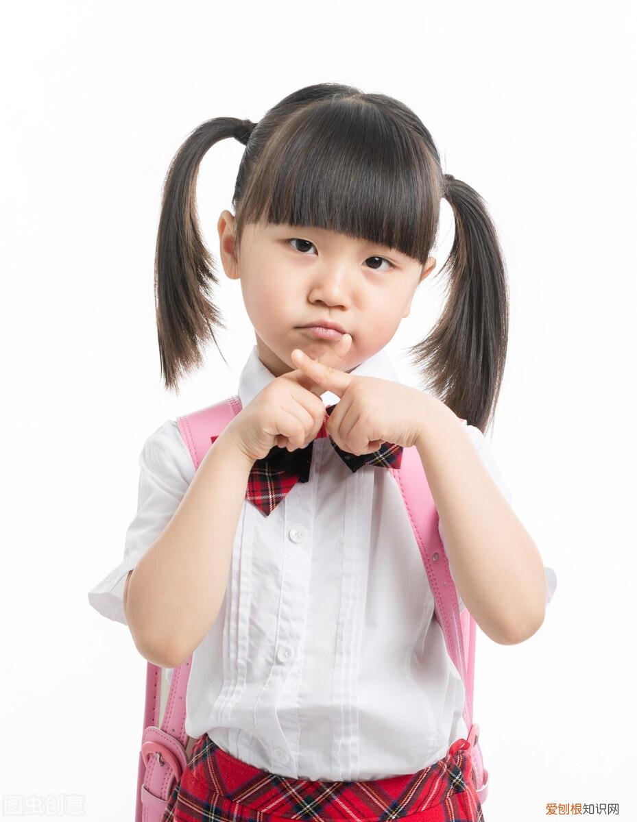 小孩子缺乏自信的表现，孩子什么都会，为什么不敢在人群表现，缺乏自信心的孩子要引导