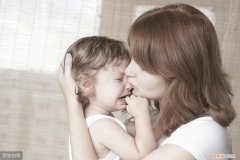 孩子胆小怕生,父母该怎么做，孩子胆小怕事是天生的？父母做好这3步，孩子变大胆、自信