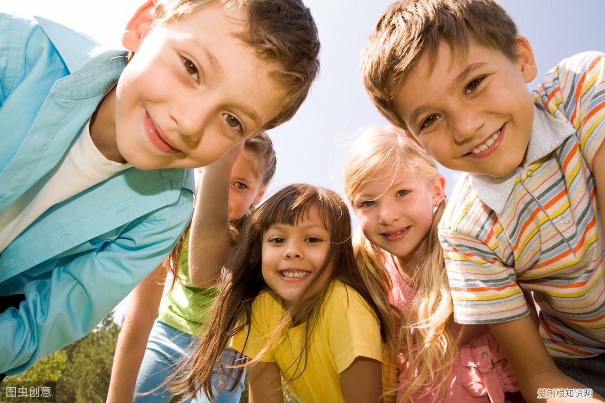 孩子胆小怕生,父母该怎么做,孩子胆小怕事是天生的?父母做好这3步,孩子变大胆、自信