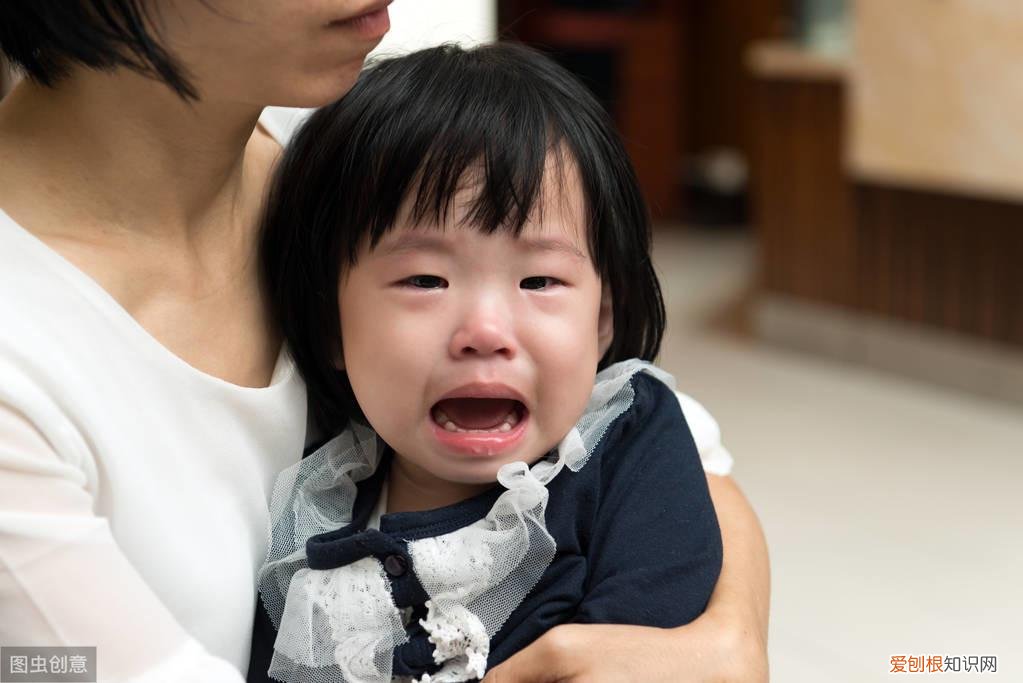 孩子胆小怕生,父母该怎么做,孩子胆小怕事是天生的?父母做好这3步,孩子变大胆、自信