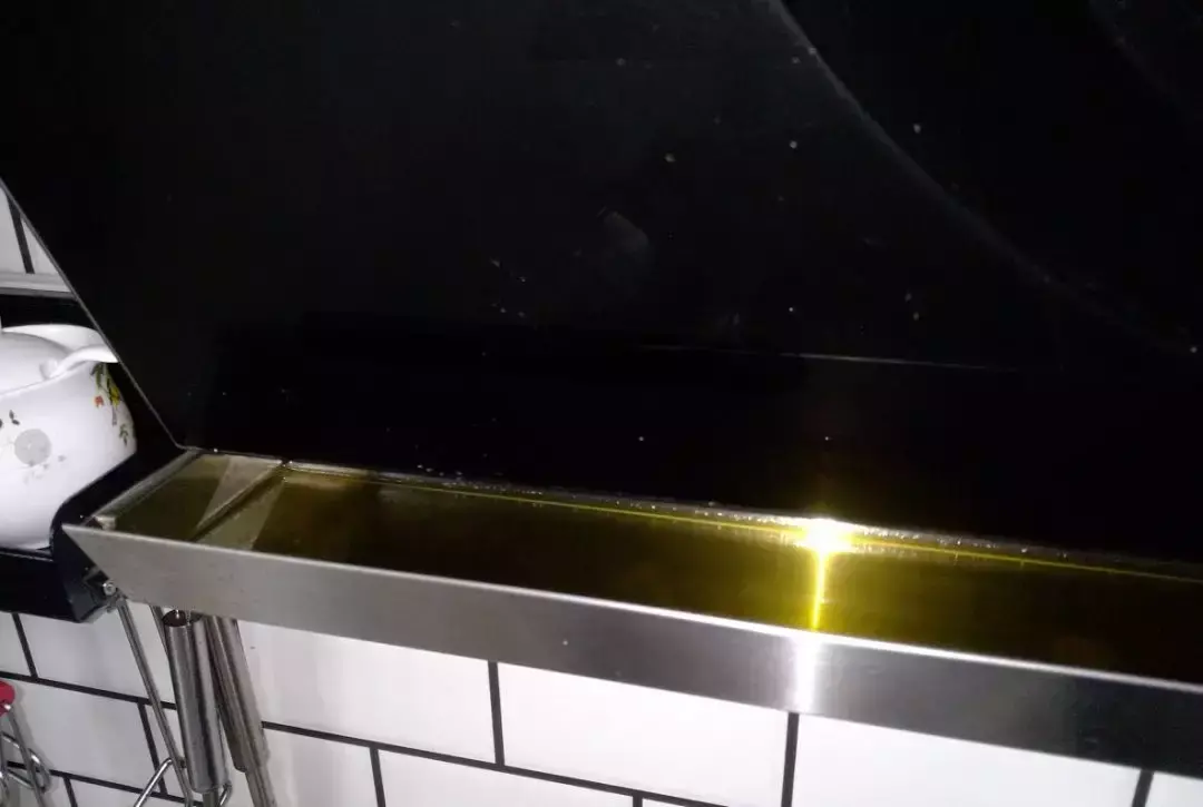 菜油直接放入花盆里,老花农不小心透露,花盆里倒3滴油,1个月爆盆,全年不用施肥