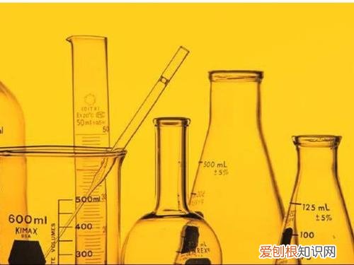 关于初中化学的手抄报高清,如何让孩子们喜欢上化学?这所学校的400多份手抄报让人大开眼