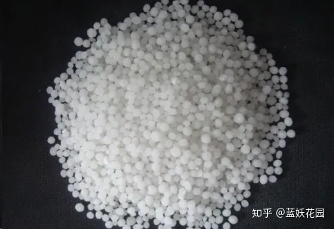 花盆里放什么不烂根不黄叶，阳台养花，肥料这样用，盆土不板结，花花不黄叶还蹭蹭长！