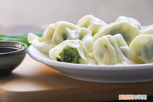 荠菜的功效与作用及食用方法 荠菜的功效与作用》