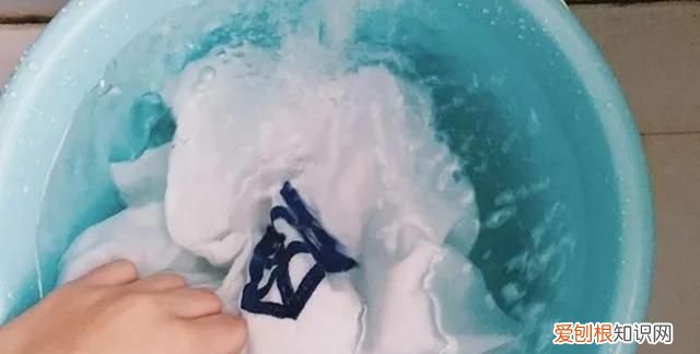 衣服掉色初次洗怎么处理不让褪色 保持衣服鲜艳的洗涤方法