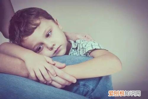 小孩内向不自信怎么办，孩子内向不善交际怎么办？家长掌握这7点，帮孩子建立自信