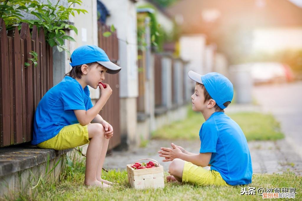 怎样和不自信的孩子交流，孩子不懂社交怎么办？家长要培养孩子的自信心，让孩子充满亲和力
