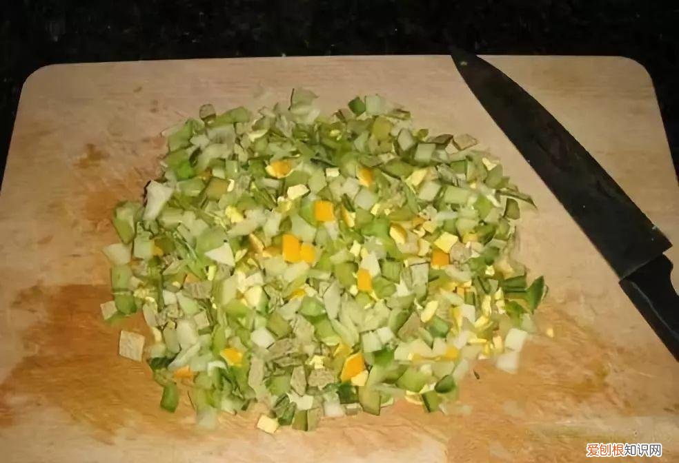 鸡蛋坏了可以直接放花盆做肥料吗，鸡蛋就是万能肥，盆里埋一颗，3个月结出大草莓！
