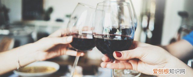 吃龙虾可以喝红酒吗 吃龙虾能喝红酒吗