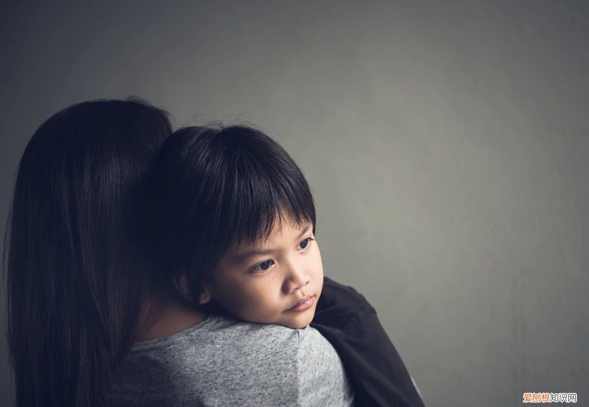 胆小是什么原因造成的应该怎么克服，缺乏胆量的孩子，多是这些因素所致，家长的纠正方法不能一概而论