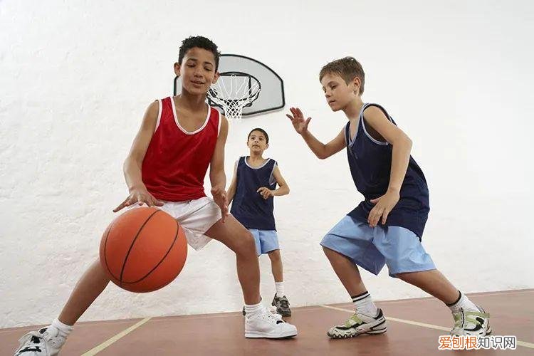 怎么训练小孩的胆量，为了锻炼孩子的胆量，摸清青少年心理，聪明的父母是这么做的